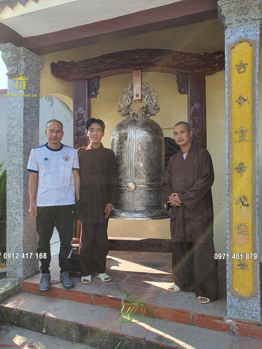 Sư Thầy c&ugrave;ng gia chủ c&uacute;ng tiến chu&ocirc;ng đồng